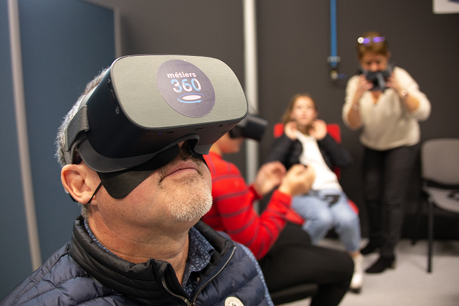 personne avec un casque de réalité virtuelle