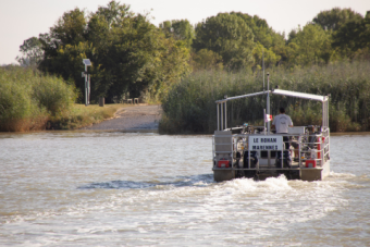photo du bateau passeur qui se dirige vers le chemin de Charente
