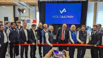 photo du coupage de ruban de l'ouverture de l'usine Voltaero
