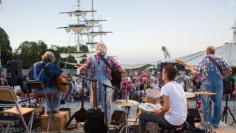 Groupe de musique devant l'acco mats