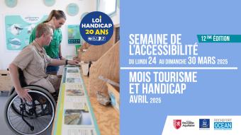 Une personne en fauteuil roulant et une personne valide à l'acceuil de l'office de tourisme