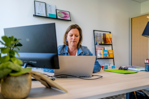 photo d'une personne dans son bureau