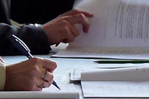 signature d'un document lors d'un bureau communautaire