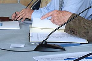 mains des élus signant un document au conseil communautaire