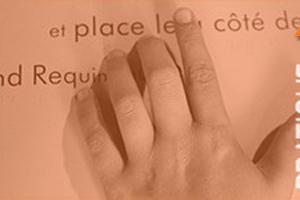 doigt sur un livre pour suivre la lecture