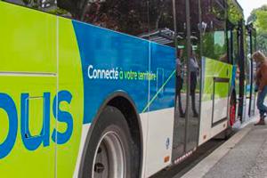 passagers qui rentrent dans un bus R'bus